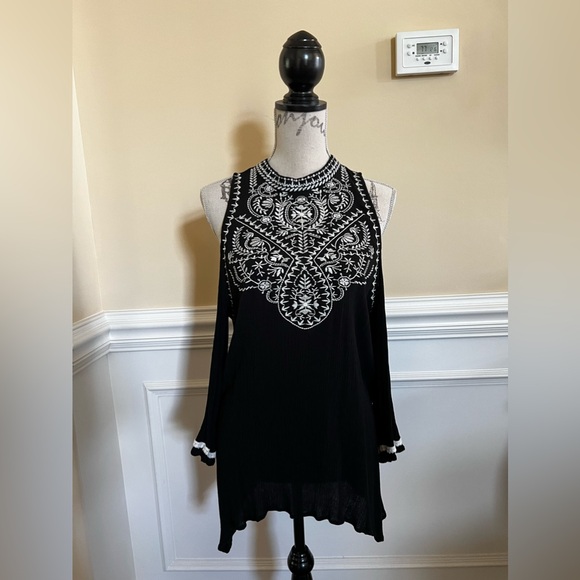Xhilaration Embroidered Cold Shoulder Fishtail Black crinkled Gauze Tunic. - Picture 1 of 16